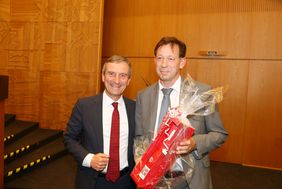 Oberbürgermeister Thomas Geisel gratulierte Stadtdirektor Burkhard Hintzsche zur Wiederwahl. Fotos: Lammert