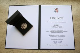 Ladislav Ceki wurde am Mittwoch, 7. Juli, mit der Verdienstplakette der Landeshauptstadt Düsseldorf im Rathaus ausgezeichnet. 