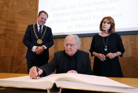 Im Rahmen der Preisverleihung trug sich Michael Verhoeven in das Goldene Buch der Landeshauptstadt Düsseldorf ein, Foto: David Young