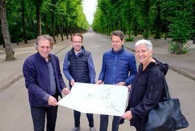 Beigeordneter Jochen Kral (l.) und Gartenamtsleiterin Doris Törkel (r.) haben zusammen mit Tobias Lauterbach (2.v.l.) und Alexander Richter vom Gartenamt den Wiederaufbau des Hofgartens bilanziert. Foto: Landeshauptstadt Düsseldorf/Uwe Schaffmeister