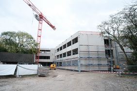 An der Vennhauser Allee entsteht ein moderner Gebäude-Komplex mit Zweifach-Sporthalle für die Gemeinschaftshauptschule Bernburger Straße und eine Dependance der gegenüber liegenden Alfred-Herrhausen-Förderschule sowie Räume des ZBÜ.