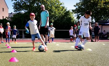 Kinder spielen im Projekt Sport statt Straße Fußball