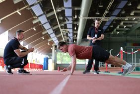 Maximilian Jakob (l.) und Christopher Hurtz (r.) überzeugen sich detailliert von den sportlichen Fähigkeiten des Feuerwehr-interessierten Kandidaten. Foto: Landeshauptstadt Düsseldorf/David Young