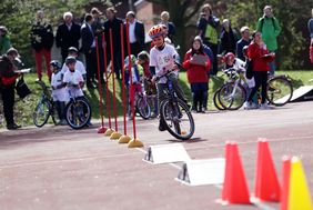Ein Junge im Hindernisparcours, Foto: Ingo Lammert.