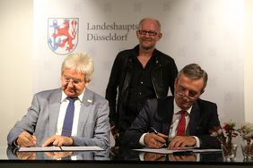 OB Thomas Geisel (r.) und Hochschul-Rektor Prof. Raimund Wippermann (l.) unterzeichneten eine Vereinbarung, welche die Finanzierung der Professur von Dieter Falk (mitte) für weitere fünf Jahre sichert; Foto: David Young