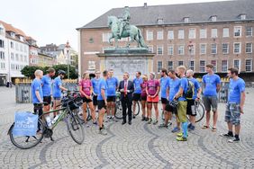 OB Thomas Geisel empfing die Aktiven der Lauf-KulTour auf dem Marktplatz vor dem Rathaus; Foto: Gstettenbauer