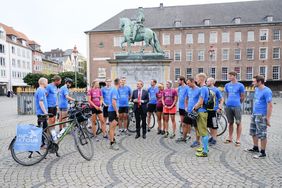 OB Thomas Geisel empfing die Aktiven der Lauf-KulTour auf dem Marktplatz vor dem Rathaus; Foto: Gstettenbauer