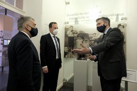 (V. r.) Dr. Bastian Fleermann, Leiter der Mahn- und Gedenkstätte, führte Oberbürgermeister Dr. Stephan Keller und NRW-Innenminister Herbert Reul unter anderem durch die Dauerausstellung des Instituts; Foto: Michael Gstettenbauer