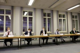 Pressegespräch zum Hochwasser im Rathaus (v.l.): Feuerwehrchef David von der Lieth, Stadtdirektor Burkhard Hintzsche, Oberbürgermeister Dr. Stephan Keller, Kämmerin Dorothée Schneider und Ingo Noppen, Leiter Stadtentwässerungsbetrieb; Foto: Lammert