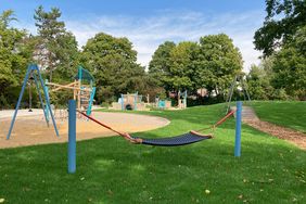 Neues Spielangebot in Hassels: Der Kinderspielplatz Am Rethert ist fertig. Fotos: Gartenamt/Kemper