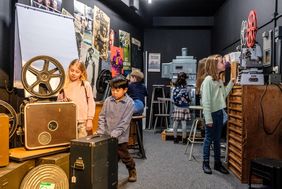 Impressionen von der Kindermuseumsnacht 2023, hier erobern Kinder das Filmmuseum (Archivfoto), Foto: Uwe Schaffmeister.