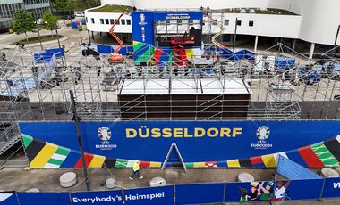 Willkommen in Düsseldorf - die Fan Zone Schauspielhaus sieht bereits jetzt nach EURO 2024 aus! Foto: David Young