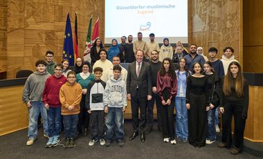 Die Jugendgruppe des KDDM besuchte das Düsseldorfer Rathaus und wurde von Oberbürgermeister Dr. Stephan Keller im Plenarsaal empfangen, Foto: Landeshauptstadt Düsseldorf/Claus Langer