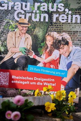 Plakat für Förderprogramm "Grau raus, Grün rein" mit Mann, Mädchen und Junge bei Pflanzarbeiten im Garten