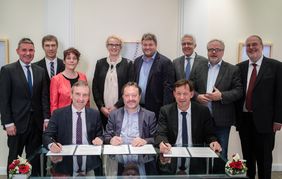 OB Thomas Geisel, Stadtdirektor Burkhard Hintzsche und die Vertreterinnen und Vertreter der Wohlfahrtsverbände unterzeichneten am 20. September im Rathaus die Verlängerung des Rahmenvertrags über die finanziellen Zuwendungen. Foto: Lars Heidrich