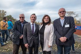 Oberbürgermeister Thomas Geisel (2. v.l.) mit Bezirksbürgermeister Ralf Thomas (r.) und den Mitgliedern der BV 6, Birgit Schentek und Gerhard Peters bei der Eröffnung des Dirtparks in Mörsenbroich.