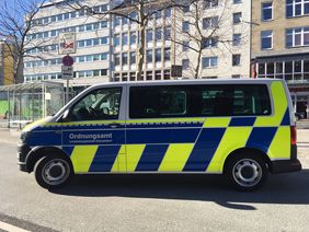 Digitales Funkgerät, Navigationsgerät, Klimaanlage, Park Distance Control, Rückfahrkamera, Freisprecheinrichtung sowie ein Klapptisch gehören unter anderem zur Ausstattung der vier Einsatzbusse. Foto: Landeshauptstadt Düsseldorf, Ordnungsamt