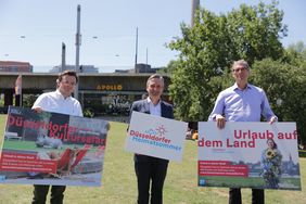 Präsentierten Motive der Kampagne (v.l.): Chief Digital Officer Alexander Smolianitski, Oberbürgermeister Thomas Geisel und Frank Schrader, Geschäftsführer der Düsseldorf Marketing. Foto: Ingo Lammert