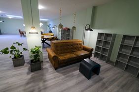 Die Ausstattung des "Cafés Ariadne" ist bewusst so gewählt, dass die Atmosphäre sich nicht von der eines normalen Cafés unterscheidet. Damit sollen Hemmschwellen gesenkt werden, die Einrichtung zu betreten. Foto: Michael Gstettenbauer