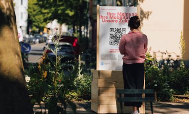Eine Befragung soll Klarheit bringen, welche Anforderungen die Menschen an neue Mobilitätsstationen haben. An Kontaktpunkten - wie hier am geplanten Standort Maria-und-Josef-Otten-Platz - gelangt man über einen QR-Code auf einer Infostele zur Umfrage © Connected Mobility Düsseldorf 