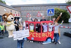 Jubel bei den Schülerinnen und Schülern der Gemeinschaftsgrundschule Südallee in Urdenbach über den ersten Platz im Schulranking am Walk-to-School-Day war groß. Die Schule erhält dafür 1.000 Euro. Foto: Michael Gstettenbauer 