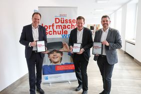 OB Dr. Stephan Keller (v.l.), Stadtdirektor Burkhard Hintzsche und Thomas Schwindowski, stellv. Leiter des Amtes für Schule und Bildung, stellten die Inhalte des Medienentwicklungsplans 2.0 für Düsseldorfer Schulen im Rathaus vor; Fotos: Zanin