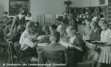 Foto von Kindern in der Bücherei am Rather Kreuzweg um 1950