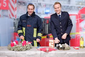 Feuerwehrchef David von der Lieth (rechts im Bild) und Feuerwehrsprecher Tobias Schülpen erläuterten, was zu tun ist, um Brände von Weihnachtsschmuck zu vermeiden oder zu löschen. Foto: Uwe Schaffmeister