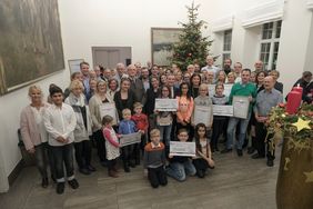 Oberbürgermeister Thomas Geisel hat am Mittwoch, 5. Dezember, im Rathaus den mit 2.500 Euro dotierten Umweltpreis der Landeshauptstadt an das Ökotop Heerdt e.V. überreicht und acht weitere Preisträger ausgezeichnet. Foto: Michael Gstettenbauer