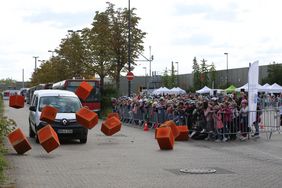 Der spektakuläre Bremstest sensibilisiert die Schüler für die Gefahren im Straßenverkehr. Foto: Ingo Lammert