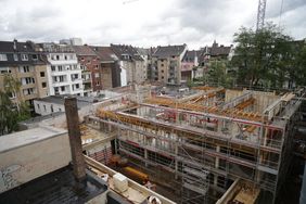 Blick auf den Rohbau des neuen Erweiterungsgebäudes der Maria-Montessori-Gesamtschule an der Lindenstraße 140. Foto: Ingo Lammert