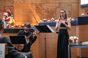 Die Verleihung wurde musikalisch durch Eszter Király (Klarinette) und Airam de Vera Ramos (Gitarre) von der Robert Schumann Hochschule Düsseldorf begleitet. Sie spielten Filmmusik aus Caroline Links Werk "Jenseits der Stille"; Foto: Melanie Zanin