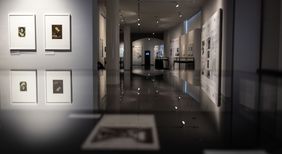 Blick in die Ausstellung "Entrechtet und beraubt. Der Kunsthändler Max Stern" im Stadtmuseum Düsseldorf