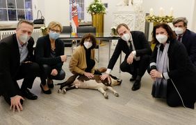 Streicheleinheit für "Pascha" anlässlich der Vertragsunterzeichnung im Rathaus: Oberbürgermeister Dr. Stephan Keller (r.) mit Vorstandsmitgliedern des Düsseldorfer Tierschutzvereins und den Beigeordneten Helga Stulgies und Christian Zaum; Foto: Meyer