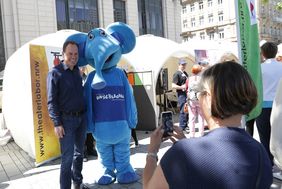 OB Dr. Stephan Keller mit dem Blauen Elefanten des Kinderschutzbundes