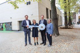 Bei der Schlüsselübergabe (v.l.): IPM-Geschäftsführer Michael Köhler, Schulleiterin Heide Steinke, Oberbürgermeister Dr. Stephan Keller und die Leiterin des Amtes für Schule und Bildung, Dagmar Wandt; Fotos: Zanin