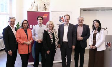 Oberbürgermeister Dr. Stephan Keller und Sigrid Wolf, DGB Regionalgeschäftsführerin Düsseldorf-Bergisch Land (Mitte) haben am Donnerstag, 29. April 2026, zum Empfang für Arbeitnehmerinnen und Arbeitnehmer in das Rathaus eingeladen. Jürgen Zurheide (rechts) moderierte die Gesprächsrunde mit (von links nach rechts) Dr. Christian Henke, Geschäftsführer Bildungsrecht und Bildungspolitik der Handwerkskammer Düsseldorf, Birgitta Kubsch-von Harten, Vorsitzende der Geschäftsführung der Agentur für Arbeit Düsseldorf, Xavier-Ramon Domain, Jugendbildungsreferent der  DGB-Jugend NRW in der Region Düsseldorf Bergisch-Land, und Funad Mutlu, Ausbildungsleiterin Henkel AG Düsseldorf
