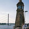 Rheinpegel an der Rheinuferpromenade in der Altstadt