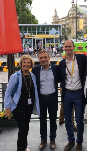 Marie-Odile Amaury, Présidente-Directrice Générale der Groupe Amaury, Oberbürgermeister Thomas Geisel und Jean-Etienne Amaury, Président Amaury Sport, beim Abschluss der Tour de France 2017 in Paris