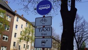 Mit Schildern und Piktogrammen auf der Fahrbahn wird auf die Umweltspuren hingewiesen. Archivfoto: Amt für Kommunikation