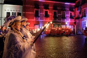 Mit dem "Närrischen Zapfenstreich" wurde das Prinzenpaar Venetia Jula und Prinz Axel I. von OB Thomas Geisel und Michael Laumen, Präsident des CC, sowie zahlreichen Jecken auf dem Düsseldorfer Marktplatz offiziell verabschiedet; Foto: Uwe Schaffmeister