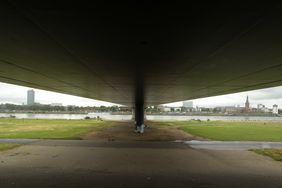 Die Strombrücke, die Hauptbrücke, ist eine Schrägseilbrücke mit einer Gesamtlänge von 614,72 Metern. 