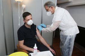 Rettungsdienste werden vormittags geimpft: Hauptbrandmeister Thomas Küppers von der Düsseldorfer Feuerwehr erhält von Dr. Thomas Meyer die Impfung. Foto: David Young