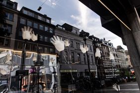 Lokal ansässige Selbständige, Unternehmen und Studierende haben auf Initiative des KomKuK Schaufenster sowie Fassadenverkleidungen der Friedrichstraße 24, 26 und 28 gestaltet. Hier: aerosoap, © Landeshauptstadt Düsseldorf/Lars Heidrich