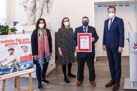 Die meisten Radkilometer im Segment Verwaltung erradelte das Team des Stadtentwässerungsbetriebes der Stadt. Janine Mentzen (2.l.) und Stefan Krafft (3.v.l.) erhielten die Siegerurkunde. Foto: Melanie Zanin