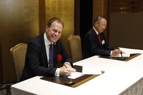 Zudem unterzeichnete OB Dr. Stephan Keller (l.) gemeinsam mit Yoji Saito, CMPO & CCO, Mitsubishi Electric Corporation, den Vertrag zur Verlängerung des Namenssponsorings der Mitsubishi Electric Halle in Düsseldorf. 