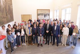 Oberbürgermeister Dr. Stephan Keller hat gemeinsam mit Stadtsportbund-Präsident Peter Schwabe im Rathaus 19 erwachsene und 15 jugendliche Breitensportler mit dem Sportabzeichen ausgezeichnet; Fotos: Lammert
