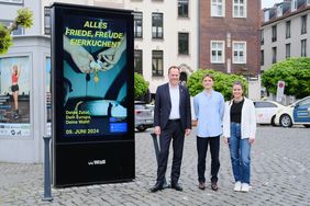Oberbürgermeister Dr. Stephan Keller präsentiert gemeinsam mit den Designstudierenden der Hochschule Münster Julia Munt und Linus Mütze die Europa-Plakatkampagne. Foto: Michael Gstettenbauer