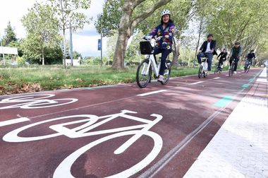 Foto der Teilnehmer die auf Fahrrädern über den neuen Radweg fahren) 