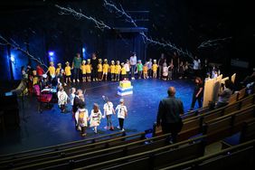 Unter dem Motto "Zusammen wird es bunter" entwickelten drei Kindertageseinrichtungen und die Grundschule Heyestraße mit dem Jungen Schauspiel ein Theaterstück